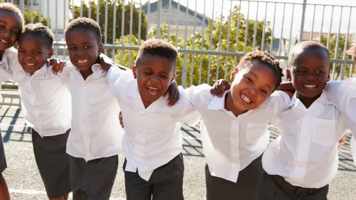 les filles en rang d'oignons